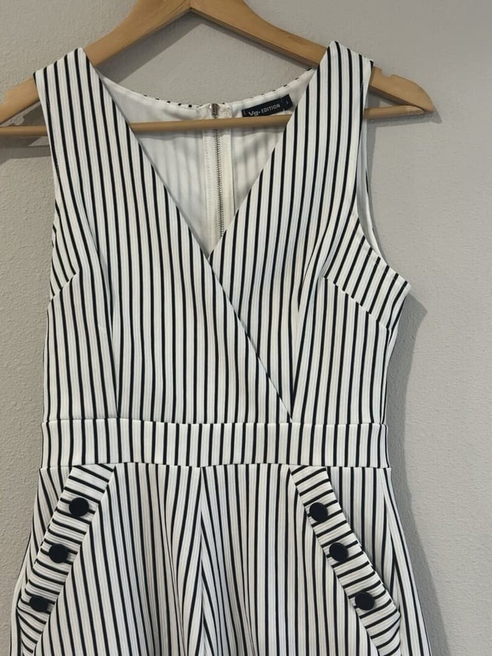 sleeveless black and white